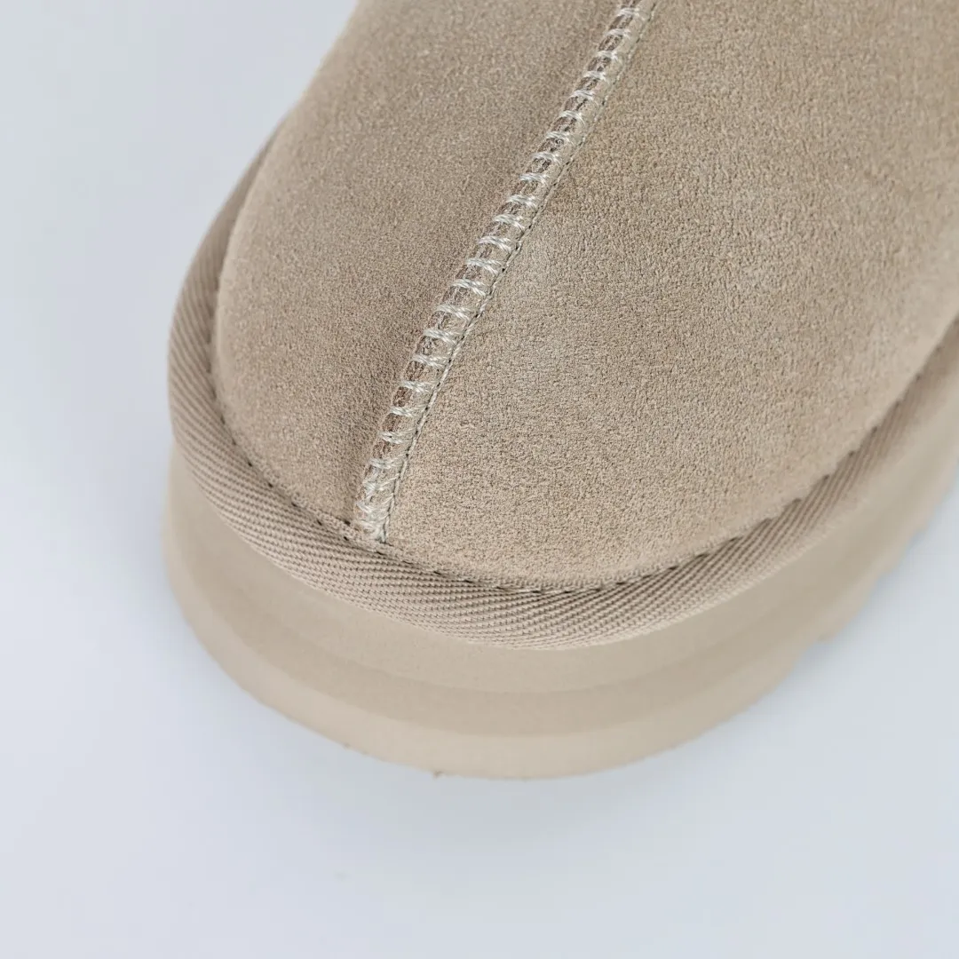 Pick up locally 💰540, the core recommendation is good price UGG Tazz series, rapeseed color half-flops, Xiaohongshu hot style, Henan Longfeng leather production, sheepskin and wool integration, top quality in the market, upper waterproof material, 2-3 cm cashmere insole, keeping warm in winter, suitable for home use. In the new year, uug has launched a style series, which is partially geared towards the preferences of young consumers. It has also been at the forefront of fashion trends. Shoe body material, water-repellent coated suede upper 17mm UGGPURE™ implanted wool insole Lightweight non-slip comfortable rubber outsole With brand LOGO Trademark Comes with full packaging Size: 35 36 37 38 39 40